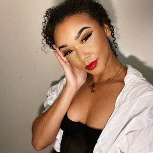 Meet your Posher, Mya